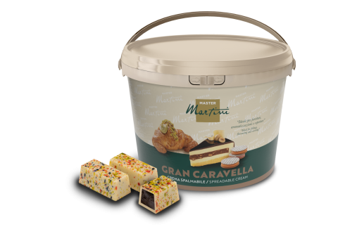 Um grande balde de creme para barrar Master Martini Gran Caravella ao lado de duas barras de pastelaria com confetis ...