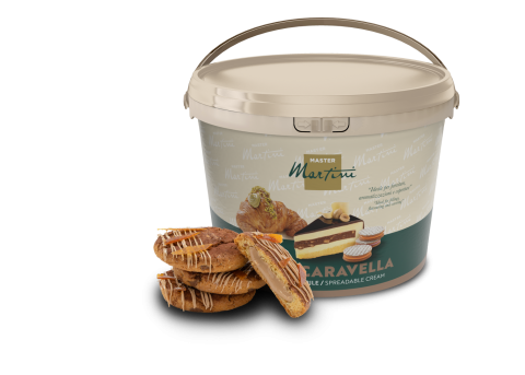 Balde grande de creme para barrar Master Martini Caravella ao lado de pastéis recheados com chocolate branco.