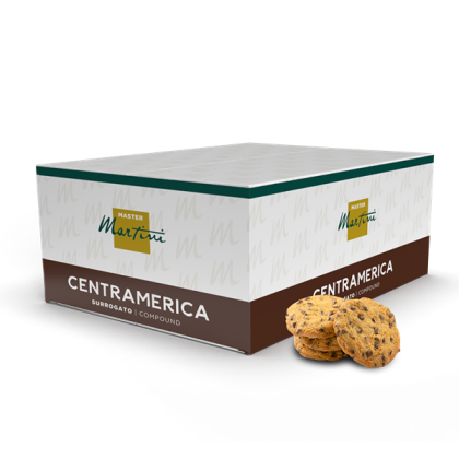 Caixa branca e castanha da Master Martini Centramerica com cookies de pepitas de chocolate ao lado
