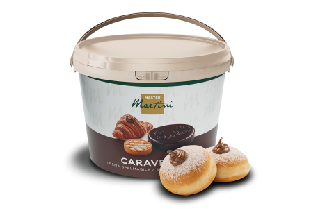 Balde grande de creme de chocolate para barrar Master Martini Caravella ao lado de dois donuts com açúcar em pó reche...