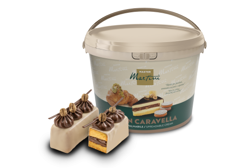 Balde grande de creme para barrar Master Martini ao lado de pastéis com cobertura de chocolate recheados com creme e ...