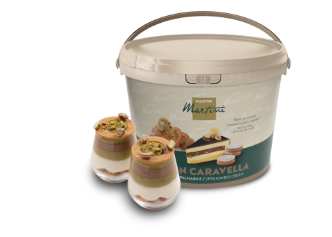 Balde grande de creme para barrar Master Martini junto a duas taças com creme, chocolate e pistácio triturado