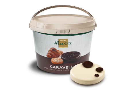 Balde de plástico bege com creme para barrar Master Martini Caravella, ao lado de um disco de chocolate negro e branc...