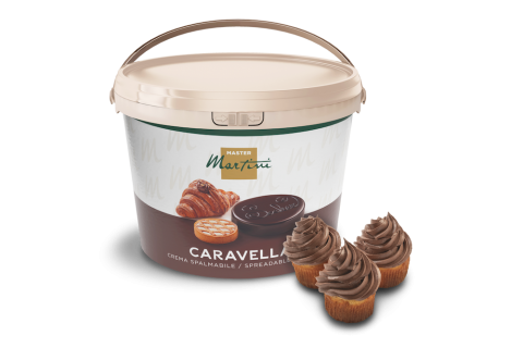 Balde de creme para barrar Master Martini Caravella junto a três cupcakes com cobertura de chocolate em espiral