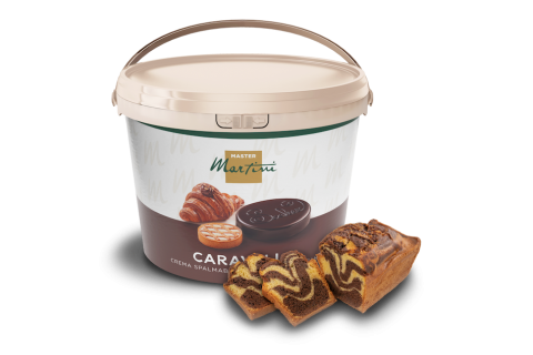 Grande pote de creme para barrar Master Martini Caravel ao lado de fatias de bolo marmorizado chocolate-baunilha.