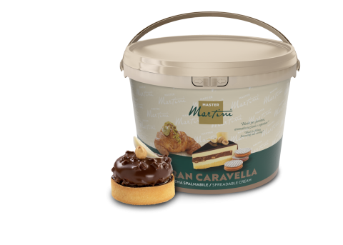 Um grande balde de creme para barrar Master Martini Gran Caravella ao lado de uma tarte glaceada com chocolate.