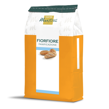 Saco laranja e branco de farinha Master Martini Fiorfiore Panificazione com pãezinhos no rótulo.