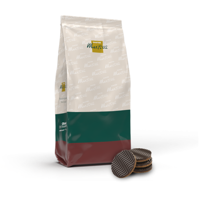 Saco de Master Martini Gran Centramè com rótulo verde e castanho, ao lado de discos de wafer de chocolate.