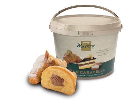 Balde grande de creme para barrar Master Martini Gran Caravella ao lado de dois pastéis recheados com creme polvilhad...