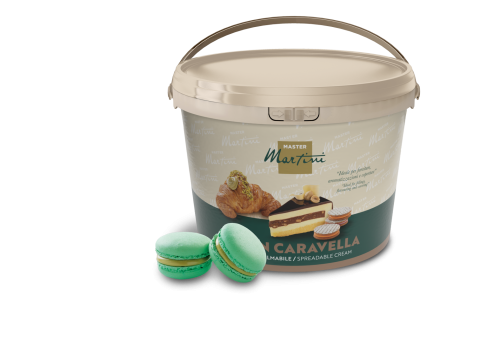 Embalagem bege de creme de barrar Master Martini com imagens de pastelaria, ao lado de dois macarons de pistácio verdes.