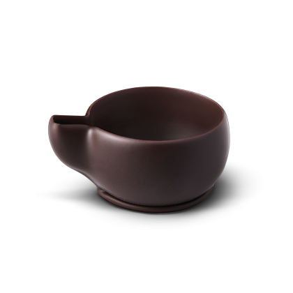 Taça de cerâmica castanho-escura com bico pequeno, acabamento mate, fundo branco.