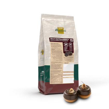 Saco de discos de chocolate negro Master Martini Gran Centramerica (18% cacau) junto a duas sobremesas glaceadas com ...
