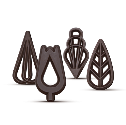 Quatro pingentes decorativos castanho-escuro, com formas de gota e folha vazadas, fundo branco