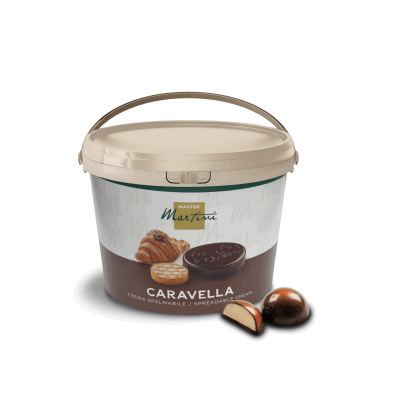 Balde bege de creme de barrar Master Martini Caravella junto a trufa de chocolate recheada e pastelaria com fio de ch...