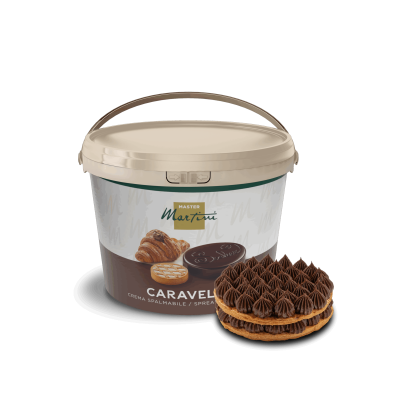 Um balde de creme de barrar de chocolate Master Martini Caravella ao lado de um pastel decorado com espirais de choco...