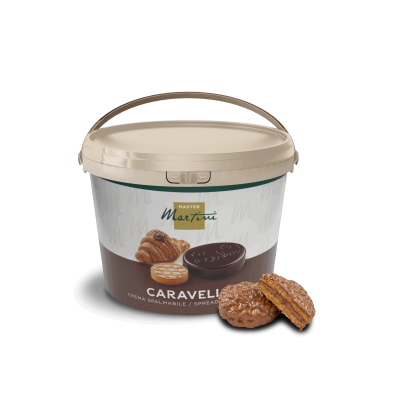 Balde bege de creme para barrar Master Martini Caravelle com uma bolacha recheada ao lado.