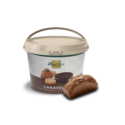 Um frasco de creme de avelã Master Martini Caravella junto a um doce com cobertura de chocolate e frutos secos picados.