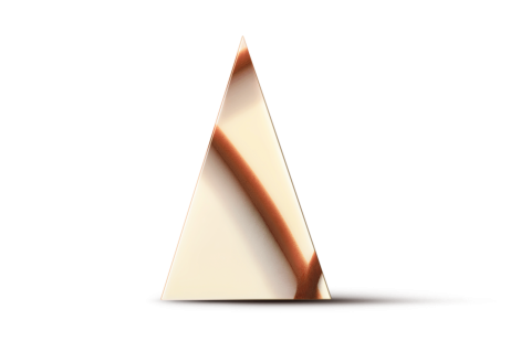 peça triangular de chocolate branco com um redemoinho diagonal de caramelo escuro ou molho de chocolate