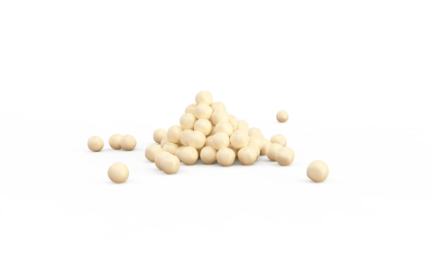 Pilha em forma de pirâmide de pequenas esferas cor de creme com algumas soltas em fundo branco
