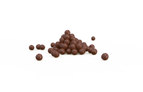 Pilha em forma de pirâmide de bolinhas de chocolate redondas com algumas peças espalhadas sobre fundo branco.