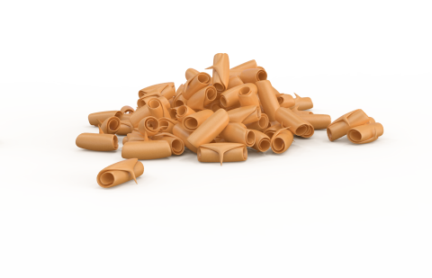 Um monte de massa em forma de tubo cor de areia, semelhante a garganelli ou rigatoni, sobre fundo branco