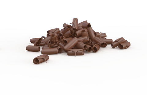 Um monte de raspas de chocolate enroladas espalhadas sobre um fundo branco liso