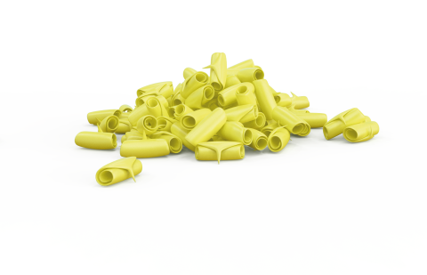 Um monte de massa tubular amarela e curva, semelhante a rigatoni, espalhada sobre fundo branco.