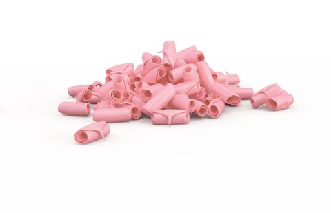 Pedaços de pastilha elástica rosa em forma de tubo espalhados sobre fundo branco