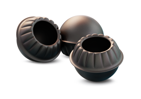 Três taças esféricas de bronze escuro com rebordos ondulados, uma deitada de lado, fundo branco.