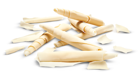 Aparas enroladas de chocolate branco e peças em forma de pergaminho sobre fundo branco